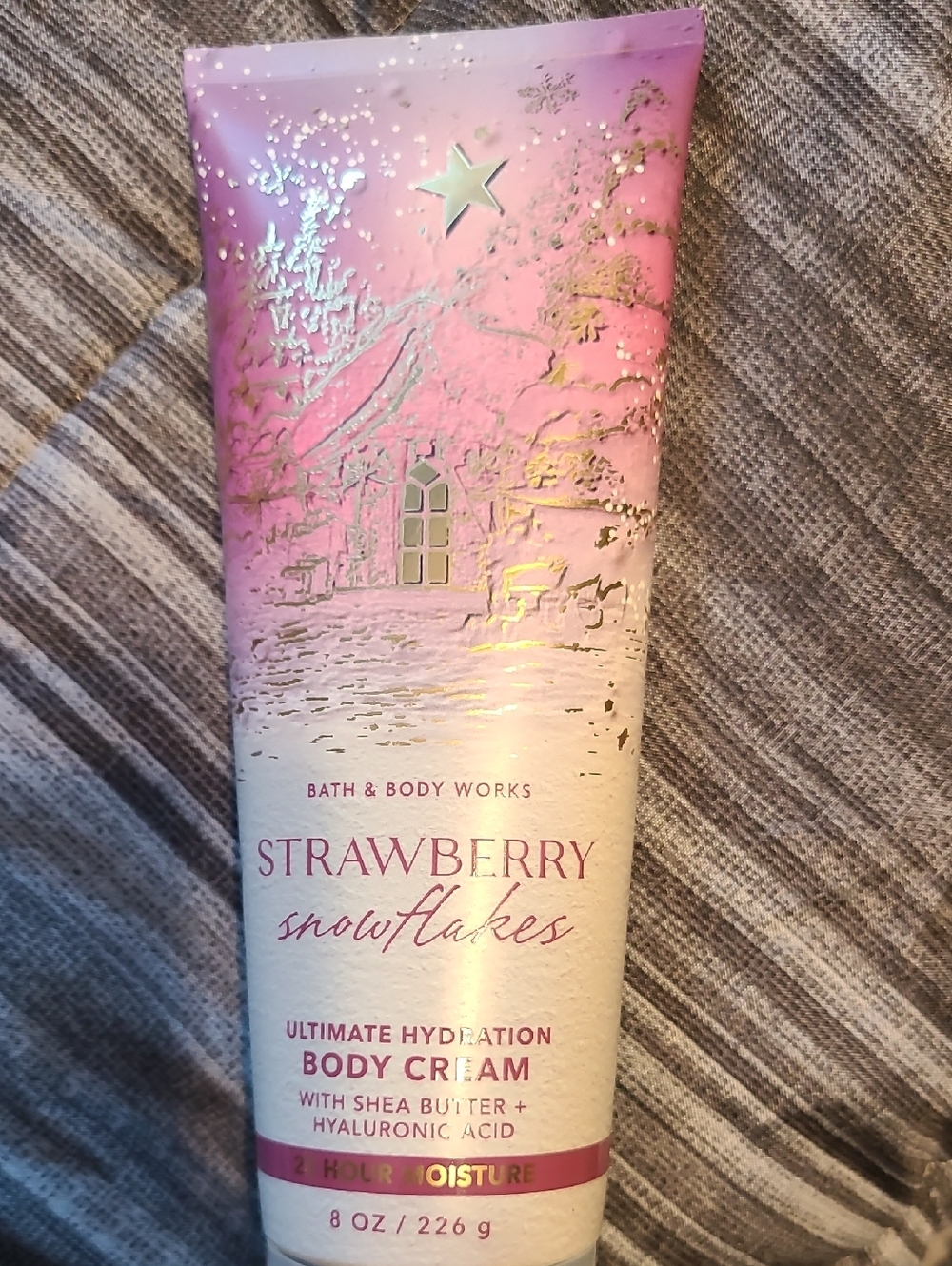 Bath & Body Works Strawberry Snowflakes Body Cream - 8 Oz